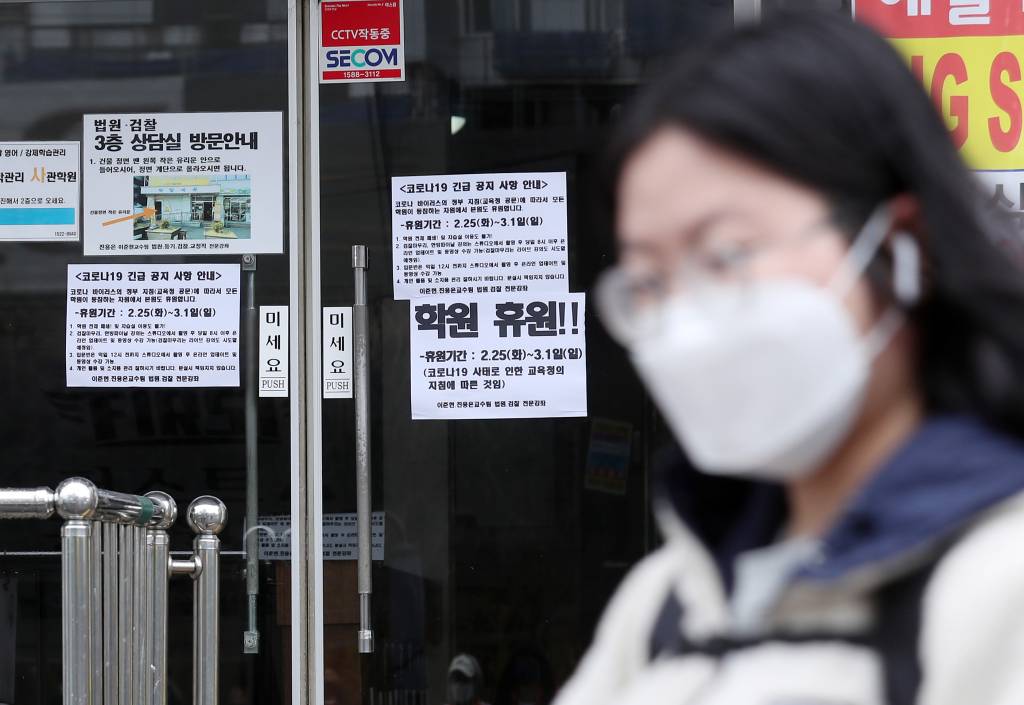 대구·경북 지역을 비롯한 전국의 코로나19 확진자가 늘어나고 있는 25일 오후 서울 동작구의 한 학원에 휴원안내 문구가 붙어있다. / 사진=김휘선 기자 hwijpg@