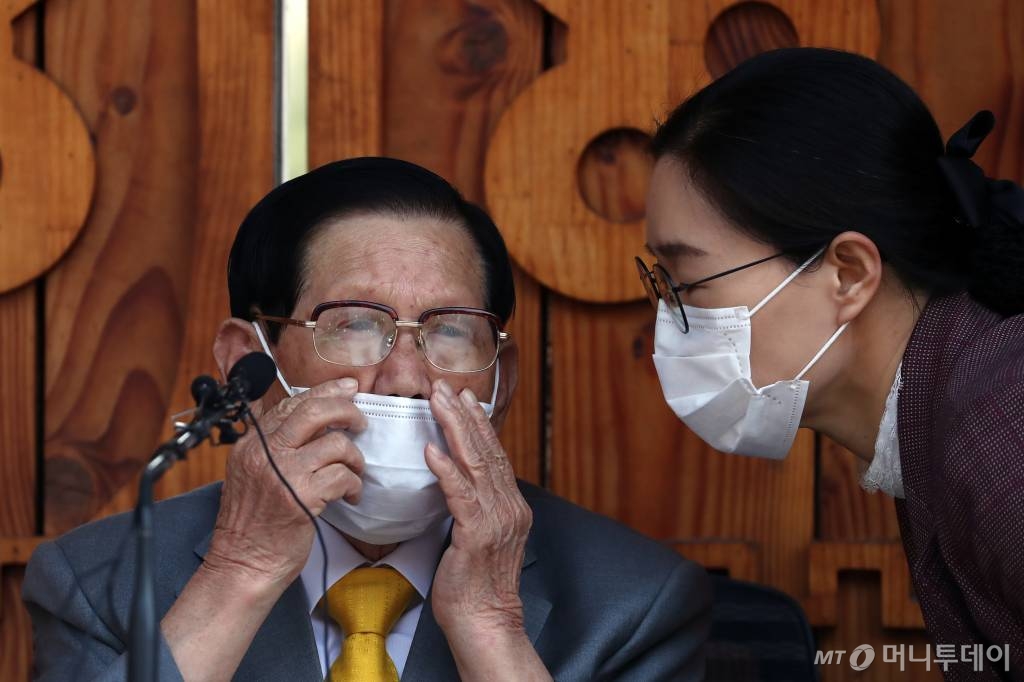 행방이 묘연했던 이만희 신천지예수교 증거장막성전(신천지) 총회장이 지난 2일 오후 경기도 가평군에 위치한 연수원 평화의 궁전에서 기자회견을 열고 공식입장을 발표했다./사진=김휘선 기자 hwijpg@