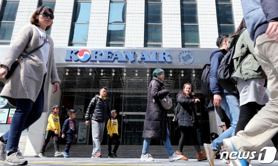 (서울=뉴스1) 박정호 기자 = 26일 오후 서울 중구 서소문동 대한항공빌딩 앞으로 외국인 단체 관광객 등이 지나고 있다. 대한항공 2대 주주인 국민연금은 조양호 한진그룹 회장의 대한항공 사내이사 연임 안건 등에 대한 의결권 행사 방향에 대한 결론을 이날 오후 재논의하기로 했다. 2019.3.25/뉴스1  <저작권자 ⓒ 뉴스1코리아, 무단전재 및 재배포 금지>