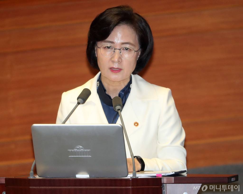  추미애 법무부 장관이 2일 오후 서울 여의도 국회 본회의장에서 열린 대정부질문에서 미래통합당 주호영 의원의 질의에 답변하고 있다. / 사진=홍봉진 기자 honggga@