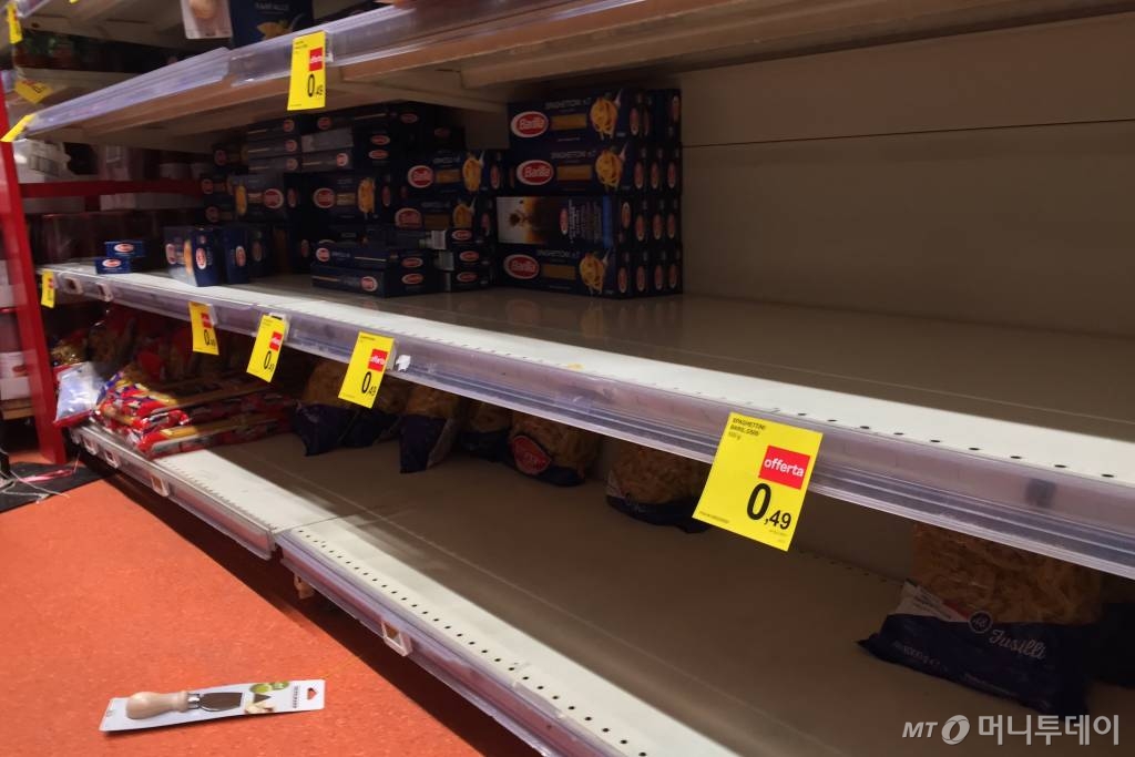 [밀라노=AP/뉴시스]23일(현지시간) 이탈리아에 신종 코로나바이러스 감염증(코로나19)이 급증해 이에 대한 공포가 확산하면서 밀라노의 한 슈퍼마켓 진열대가 텅 비어 있다. 이탈리아에서 코로나19 확진 환자가 152명으로 급증하고 사망자가 3명 발생하면서 생필품을 구매하려는 시민들이 한꺼번에 슈퍼마켓 등에 몰려 진열된 상품이 동나는 상황이 벌어지고 있다. 2020.02.24.