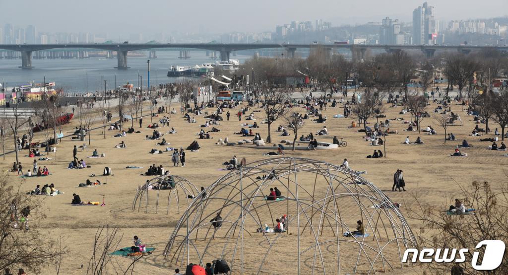 (서울=뉴스1) 허경 기자 = 서울 낮 최고기온이 17도를 기록하는 등 전국이 올들어 가장 포근한 날씨를 보인 8일 서울 여의도 한강공원에서 시민들이 휴식을 취하고 있다. 2020.3.8/뉴스1