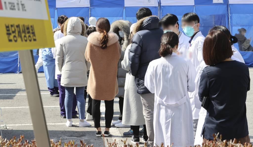 지난 6일 경기 성남 분당제생병원 선별진료소에서 의료진들이 검체 검사를 위해 줄지어 대기하고 있는 모습./사진=뉴시스