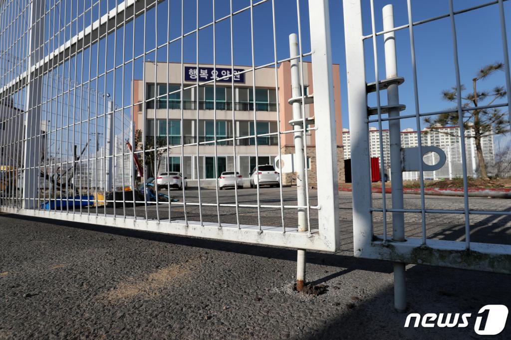지난 5일 경북 경산시 행복요양원이 확진자 발생으로 출입통제된 모습./사진=뉴스1