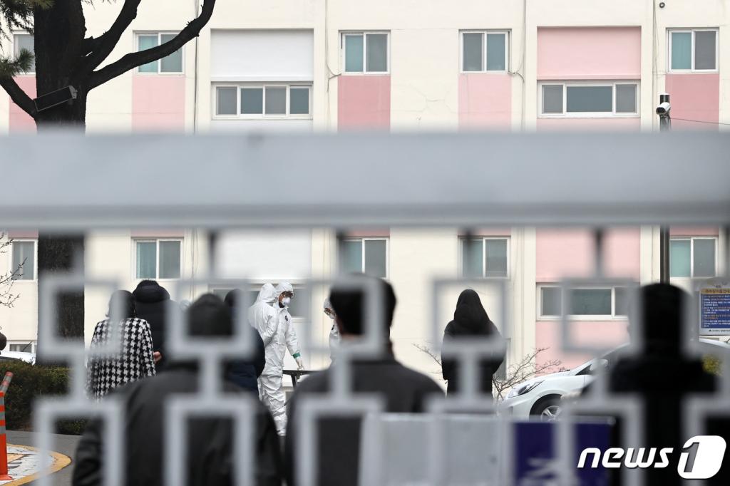 8일 코호트격리된 한마음아파트에서 방호복을 입은 관계자들이 확진자 이송을 준비하고 있다./사진=뉴스1