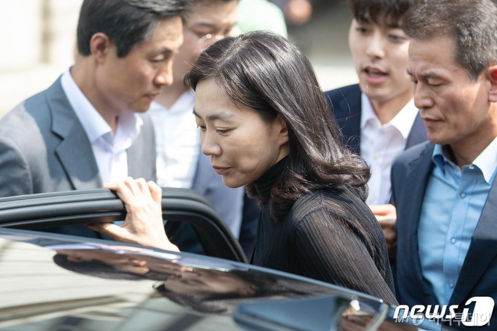 (서울=뉴스1) 구윤성 기자 = 필리핀 가사도우미를 불법 고용한 혐의로 재판에 넘겨진 고(故) 조양호 한진그룹 회장의 딸 조현아 전 대한항공 부사장이 2일 오후 서울 서초구 서울중앙지법에서 열린 1심 선고공판을 마친 뒤 법원을 나서고 있다.  조 전 부사장은 징역 1년에 집행유예 2년, 벌금 2천만원을 선고받았다.  같은 혐의로 재판에 넘겨진 이명희 전 일우재단 이사장은 징역 1년6월에 집행유예 3년을 선고 받았다. 2019.7.2/뉴스1