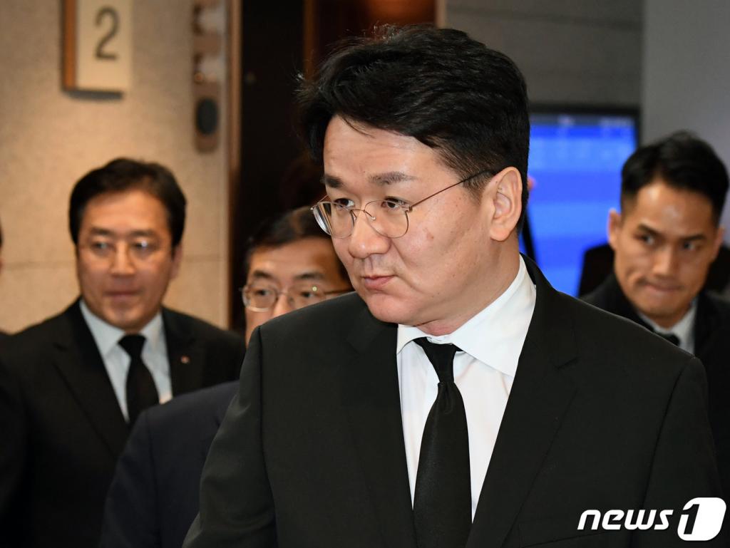 (서울=뉴스1) 구윤성 기자 = 조원태 한진그룹 회장이 20일 오후 서울 송파구 서울아산병원 장례식장에 마련된 고(故) 신격호 롯데그룹 명예회장을 조문하기 위해 빈소에 들어서고 있다. 2020.1.20/뉴스1