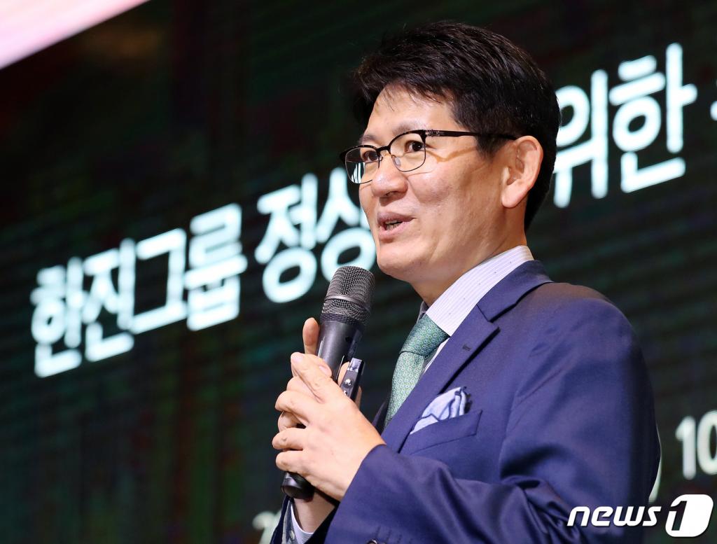 (서울=뉴스1) 이동해 기자 = 강성부 KCGI 대표가 20일 오전 서울 영등포구 여의도 글래드호텔에서 열린 '한진그룹 정상화를 위한 주주연합 기자간담회'에서 프리젠테이션을 하고 있다. 2020.2.20/뉴스1