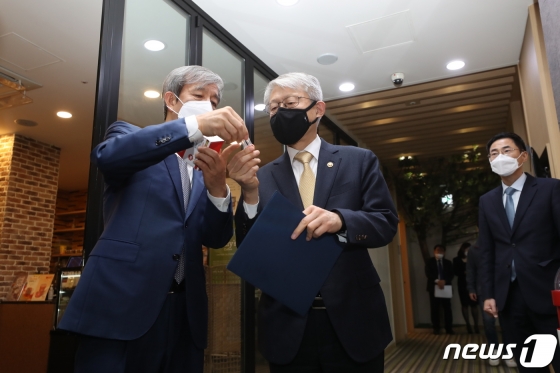 (서울=뉴스1) = 최기영 과학기술정보통신부 장관이 26일 오후 서울 송파구에 위치한 코로나19 진단시약 생산업체 '씨젠'을 방문, 천종윤 대표로부터 제품 설명을 듣고 있다. (과학기술정보통신부 제공) 2020.2.26/뉴스1