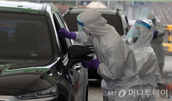 &nbsp;코로나19 확진자가 연일 증가하고 있는 3일 오후 서울 송파구 잠실주경기장 서문에 마련된 드라이브스루 선별진료소에서 의료진이 검사를 하고 있다. / 사진=김창현 기자 chmt@