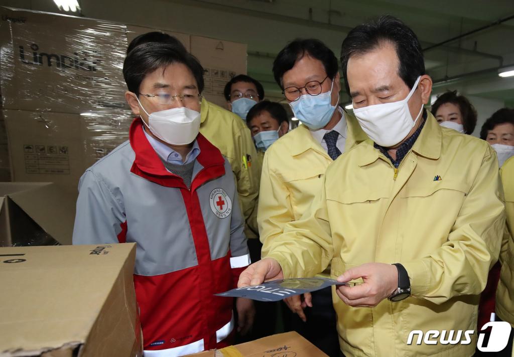 정세균 국무총리가 8일 오후 대구 수성구 대흥동 대구스타디움을 찾아 국내외에서 모여드는 신종 코로나바이러스 감염증(코로나19) 대응 구호물품 관리 현장에서 마스크를 확인하고 있다. /사진=뉴스1