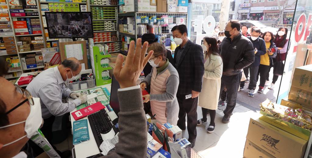 한 주에 1인 2장으로 제한되는 '마스크 5부제' 시행 하루 전날인 8일 서울 종로구의 한 약국에서 시민들이 마스크를 구매하고 있다. / 사진=김휘선 기자 hwijpg@