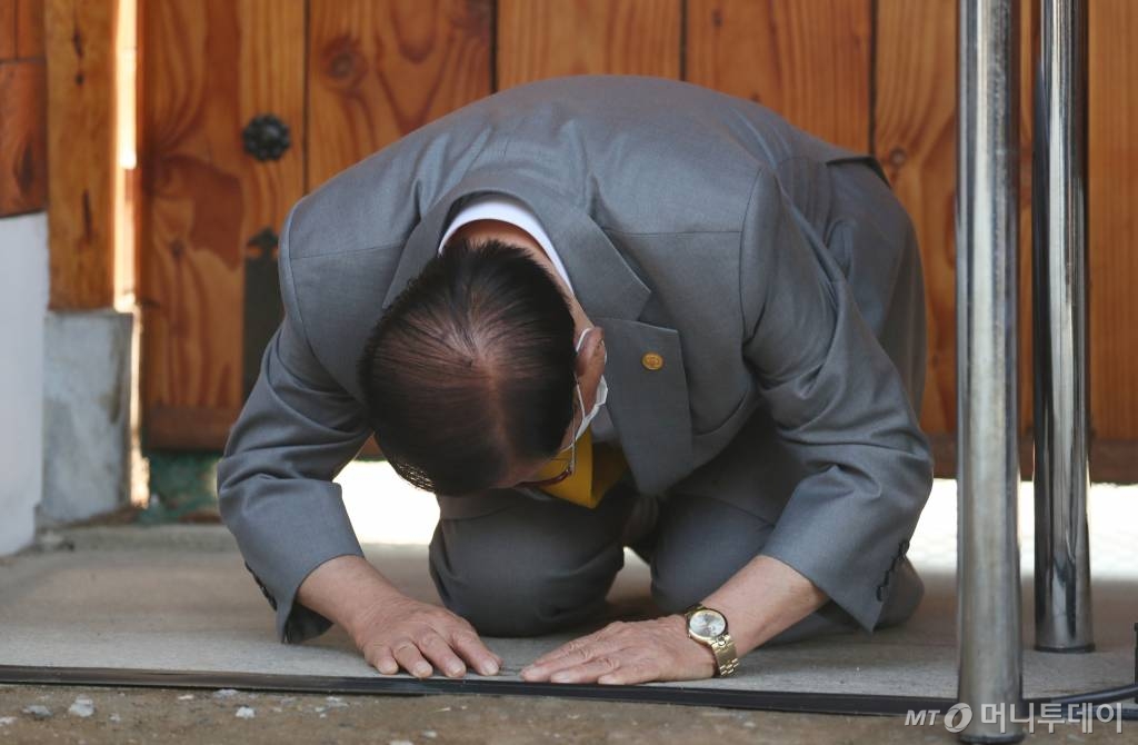 2일 경기도 가평군 신천지예수교 증거장막성전(신천지) 평화의 궁전에서 열린 기자회견에서 이만희 총회장이 큰절하고 있다. / 사진=김휘선 기자 hwijpg@