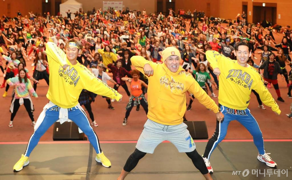 '줌바'(Zumba) 창립자 베토 페레즈(Beto Perez)가 지난해 11월24일 경기 고양시 일산 킨텍스에서 줌바 네트워크 행사인 진 아카데미를 진행하고 있다. 줌바는 1990년대 베토 페레즈가 개발한 피트니스 댄스다. /사진제공=줌바