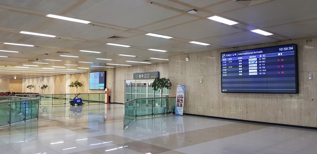 한일 양국 입국제한 조치 첫날인 9일 오전 김포공항 국제선 입국장 전경. 입국하는 여객을 찾아보기 어렵다. /사진=유엄식 기자