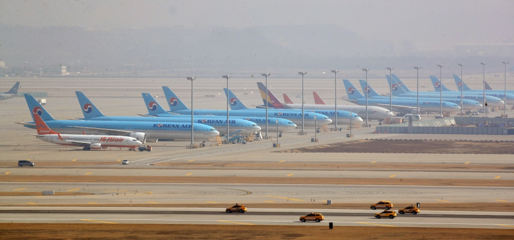 코로나19 여파에 한국인의 입국을 제한 또는 금지하는 국가들로 인해 국제선 항공편 운항이 잇따라 중단되고 있는 가운데 9일 오전 인천국제공항 주기장에 항공기들이 멈춰 서 있다. /사진=이기범 기자
