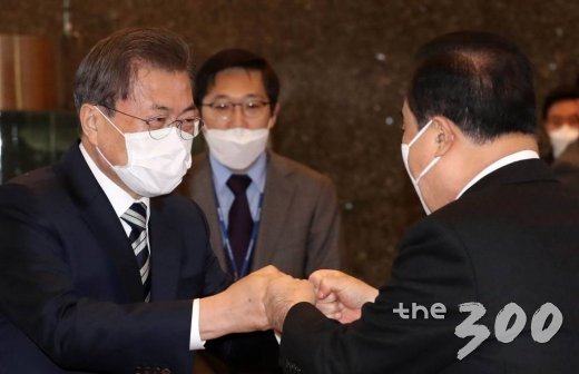  여야 정당 대표들을 만나기 위해 국회를 방문한 문재인 대통령이 28일 오후 영접 나온 문희상 국회의장과 악수 대신 주먹을 맞대며 인사하고 있다.