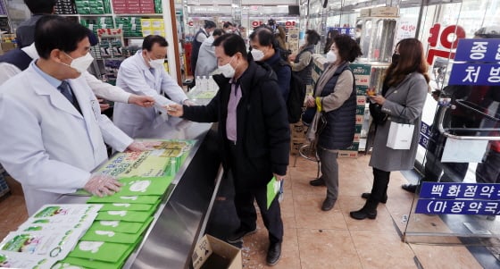 한주에 1인 2장으로 제한되는 '마스크 5부제' 시행 첫 날인 9일 오후 서울 종로구의 한 약국에서 시민들이 마스크 구매를 위해 줄을 서 있다./사진제공=코오롱인더스트리