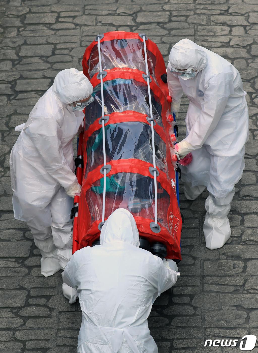 8일 서울시 감염병 관리기관으로 지정된 양천구 서남병원에서 대구·경북지역에서 출발한 신종 코로나바이러스 감염증(코로나19) 확진자가 이송되고 있다. 이날 이송된 대구·경북 지역 중증 환자 중에는 95세 최고령 확진자도 포함된 것으로 알려졌다. 사진= 뉴스1