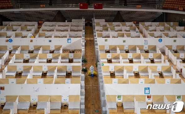 8일(현지시간) 코로나 19 발원지인 후베이성 우한의 체육관을 개조한 임시병원에서 모든 환자가 퇴원해 직원들이 청소를 하고 있다. © AFP=뉴스1 © News1 우동명 기자