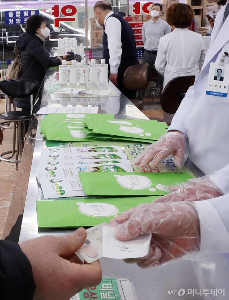 한주에 1인 2장으로 제한되는 '마스크 5부제' 시행 첫 날인 9일 오후 서울 종로구의 한 약국에서 시민들이 마스크를 구매하고 있다. / 사진=김휘선 기자 hwijpg@