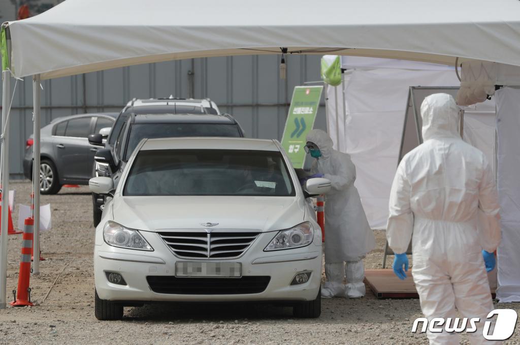 사진은 기사와 관계없음. 지난 9일 오후 서울 강서구 이대서울병원에 마련된 신종 코로나바이러스 감염증(코로나19) 드라이브 스루 선별진료소에서 의료진들이 검사를 진행하고 있다./사진=뉴스1
