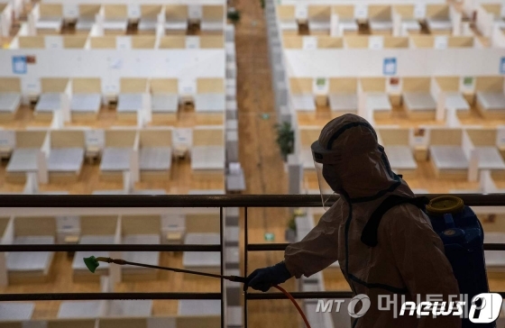 (우한 AFP=뉴스1) 우동명 기자 = 8일(현지시간) 코로나 19 발원지인 후베이성 우한의 체육관을 개조한 임시병원에서 마지막 환자가 퇴원한 뒤 직원이 소독을 하고 있다. ⓒ AFP=뉴스1
