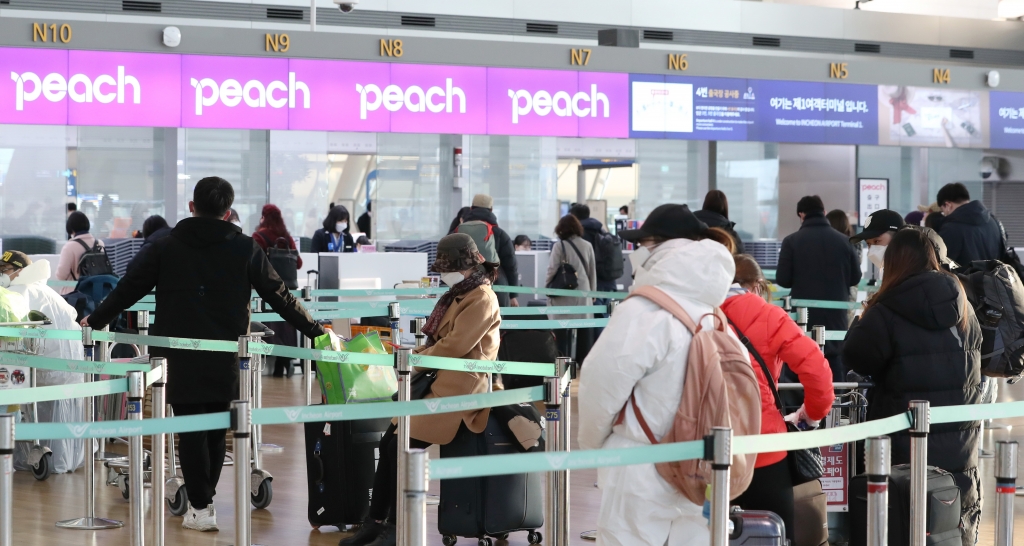 인천국제공항 출국장에서 승객들이 탑승 수속을 밟고 있다. /사진=이기범 기자
