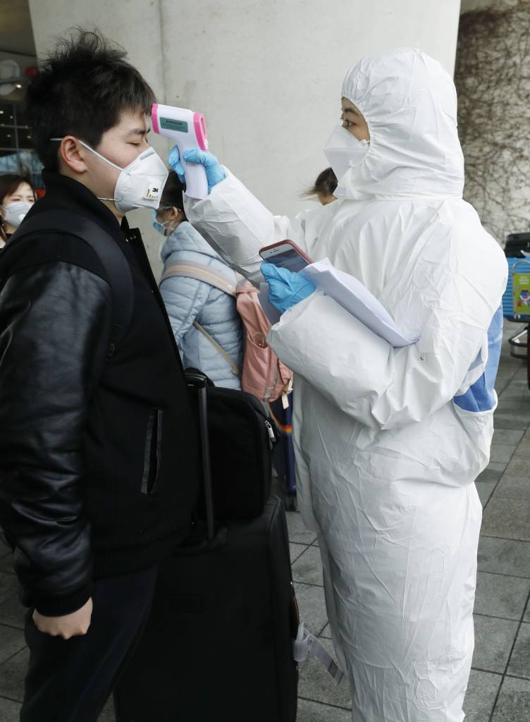 발열 체크 받는 중국인 유학생들 / 사진제공=뉴시스