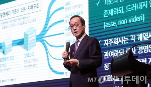 3자 연합(조현아 전 부사장, 반도건설, KCGI)이 사내이사 후보로 내세운 김신배 전 SK그룹 부회장이 20일 오전 서울 영등포구 여의도동 글래드 호텔에서 열린 한진그룹 정상화를 위한 주주연합 기자간담회에서 발표를 하고 있다. / 사진=김창현 기자 chmt@