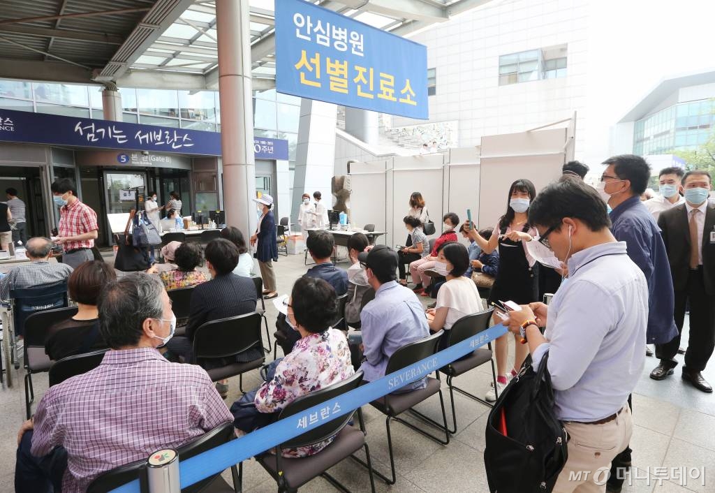 중동호흡기증후군(메르스)에 대해 걱정없이 진료 가능한 87개 국민안심병원이 지정된 15일 오전 서울 서대문구 신촌동 세브란스 병원을 찾은 내원객들이 선별진료소에서 순서를 기다리고 있다.국민안심병원은 폐렴과 같은 호흡기환자에서 메르스 감염이 발생해도 다른 환자의 감염 가능성을 최소화할 수 있고, 호흡기질환자는 외래, 응급실 대신 별도의 선별진료소에서 진료를 받게 된다. / 사진=이동훈 기자 photoguy@