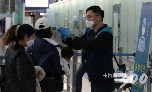  인천공항이 출국 여객에 대한 3단계 방역망을 시범 도입한 5일 인천국제공항 제1터미널 출국장에서 탑승객들이 발열 검사를 받고 있다./사진=이기범 기자