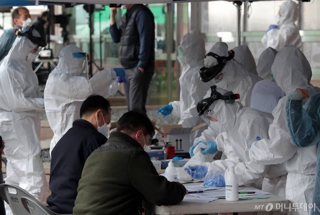 10일 서울 구로구 신도림동 코리아빌딩 한 보험사 콜센터에서 코로나19 확진자가 집단으로 발생해 건물 앞에 마련된 선별진료소에서 의료진이 입주자들을 검사하고 있다. / 사진=김창현 기자 chmt@