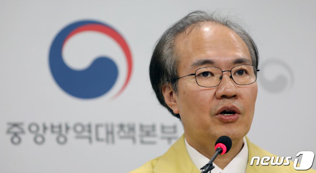 권준욱 중앙방역대책본부 부본부장이 5일 충북 청주시 오송읍 질병관리본부 브리핑실에서 코로나19 국내 발생현황 브리핑을 하고 있다. /사진=뉴스1