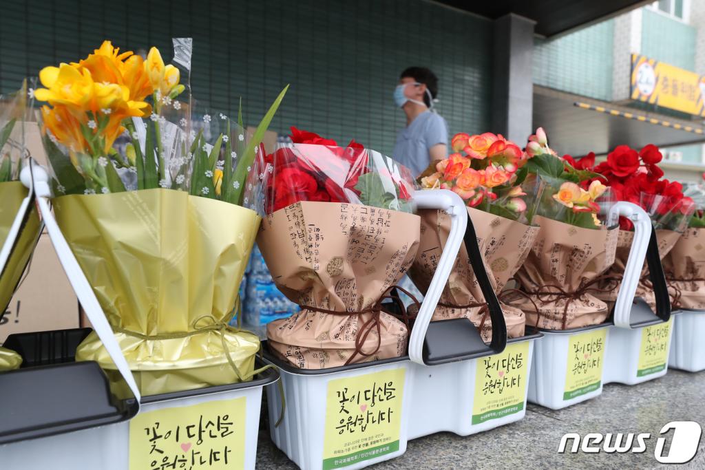 9일 신종 코로나바이러스(코로나19) 지역거점병원인 대구 중구 계명대 동산병원에 의료진 및 관계자들을 응원하는 꽃이 놓여 있다. /사진=뉴스1
