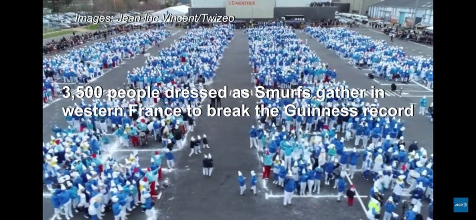 9일(현지시간) AFP 통신등 현지 언론에 따르면 지난 주말 프랑스 랑데르노에 스머프 분장을 한 시민 3549명이 모여들었다고 보도했다./사진= AFP tv 공식 유튜브 캡처