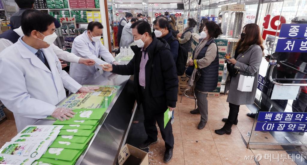 한주에 1인 2장으로 제한되는 '마스크 5부제' 시행 첫 날인 9일 오후 서울 종로구의 한 약국에서 시민들이 마스크 구매를 위해 줄을 서 있다. / 사진=김휘선 기자 hwijpg@