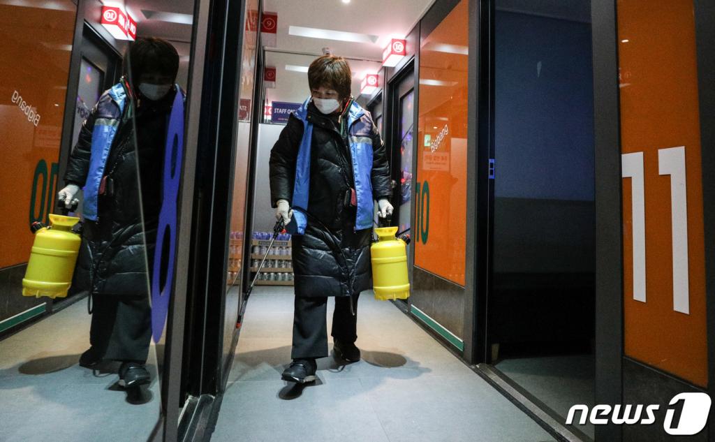 (서울=뉴스1) 성동훈 기자 = 서울 구로구 소재 콜센터에서 코로나19 확진자가 60여명을 넘어서는 등 집단감염 확산이 우려되고 있는 10일 오후 명동 일대에서 중구청 문화관광과 관계자들이 다중이용시설에 대해 방역작업을 하고 있다. 2020.3.10/뉴스1