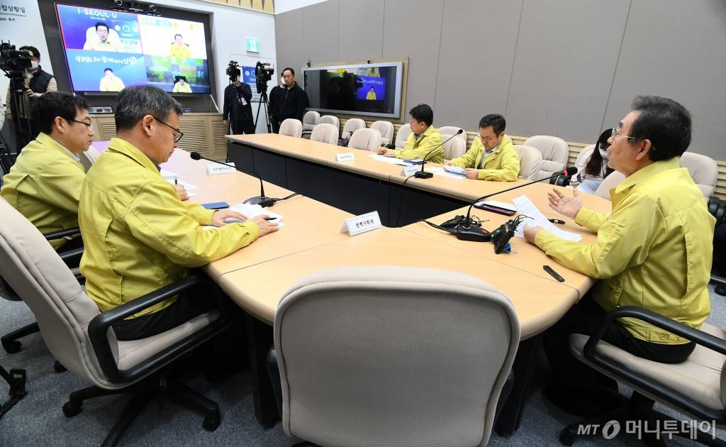 [서울=뉴시스] 박원순 서울시장이 10일 오후 서울시청 지하3층 서울안전통합상황실에서 구로구소재 콜센터에서 코로나19 집단감염발생과 관련해 서울시-경기도-인천시-구로구 간 영상회의를 진행하고 있다. (사진=서울시 제공) 2020.03.10.   photo@newsis.com