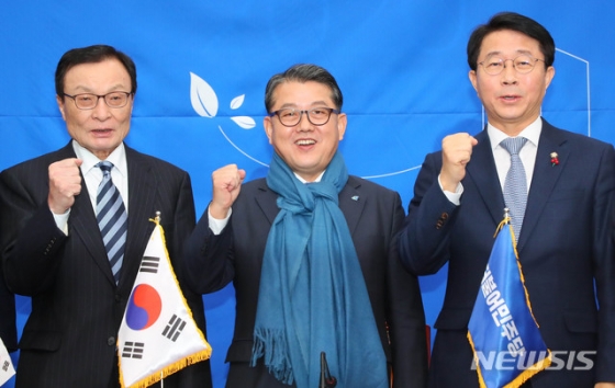 [서울=뉴시스] 장세영 기자 = 더불어민주당 '영입인재 3호'인 한미연합사 부사령관 출신 김병주(가운데) 예비역 대장이 2일 서울 여의도 국회에서 열린 더불어민주당 인재영입 발표회에 이해찬 더불어민주당 인재영입위원장을 비롯한 당 의원들과 함께 기념촬영을 하고 있다. 2020.01.02.   photothink@newsis.com