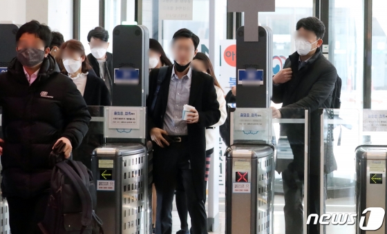 11일 세종시 어진동 정부세종청사 출입구에서 공무원들이 마스크를 쓴 채 스피드게이트를 통과하고 있다. /사진= 뉴스1