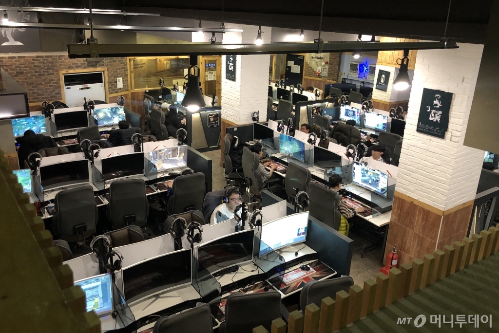 지난 5일 오후 서울 성북구의 한 PC방. 코로나19 여파에도 이용하는 손님들이 보인다. /사진=강민수 기자