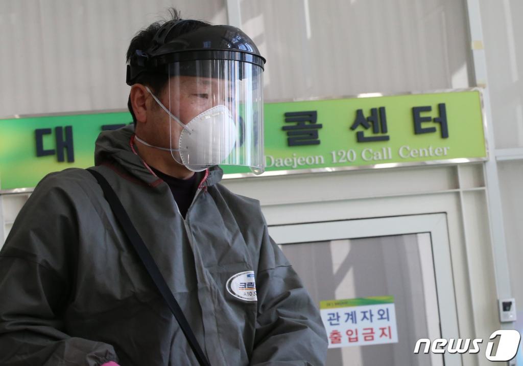 서울 구로구 콜센터에서 신종 코로나바이러스 감염증(코로나19) 확진자가 증가하고 있는 가운데 11일 오전 대전시청 120콜센터에서 방역 관계자들이 방역 준비를 하고 있다. /사진=뉴스1