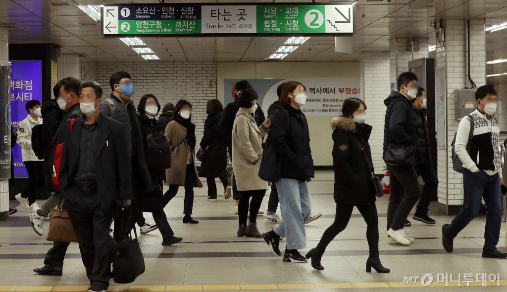 구로구 신도림동 콜센터에서 발생한 '코로나19' 확진자가 90명으로 늘어난 11일 오전 서울 신도림역에서 시민들이 발걸음을 옮기고 있다./사진=김휘선 기자