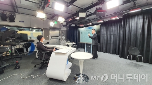 지난 11일 서울 서초동 삼성생명 사내방송 스튜디오에서 진행된 '라이브 고객 세미나' 에서 김민중 삼성생명 FC1영업팀 프로가 강의를 진행하고 있다./사진=삼성생명