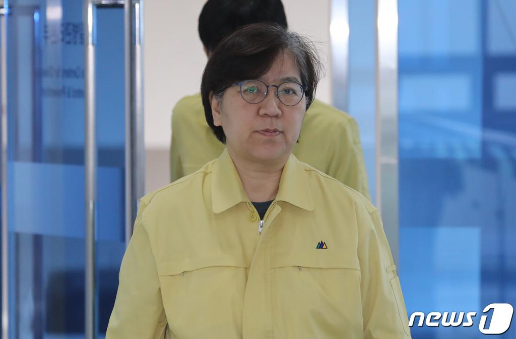 (청주=뉴스1) 장수영 기자 = 정은경 중앙방역대책본부장(질병관리본부장)이 9일 충북 청주시 오송읍 질병관리본부 브리핑실에서 열린 신종 코로나바이러스 감염증(코로나19) 국내 발생현황 정례브리핑에 참석 하고 있다.   방역당국은 이날 오전 0시 기준으로 확진자는 248명이 추가돼 총 확진자수는 7382명이라고 밝혔다.  2020.3.9/뉴스1