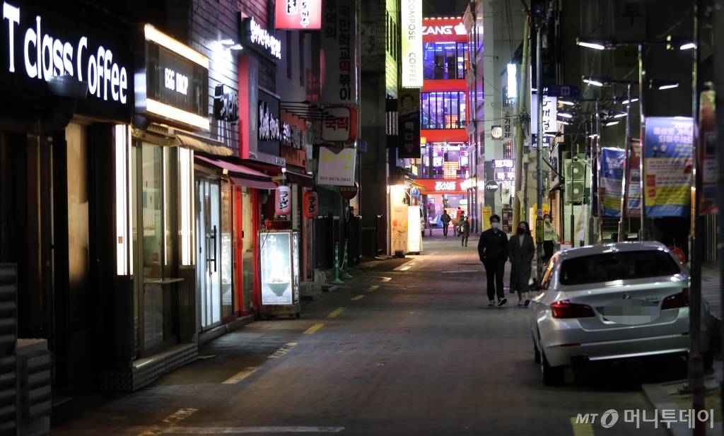 취재 당시 대구 동성로의 모습. '불타는 금요일' 밤이지만 오가는 사람이 매우 적었다. 검사를 받으면서 제일 걱정된 것은 '동선 공개'였다. /사진=임성균 기자