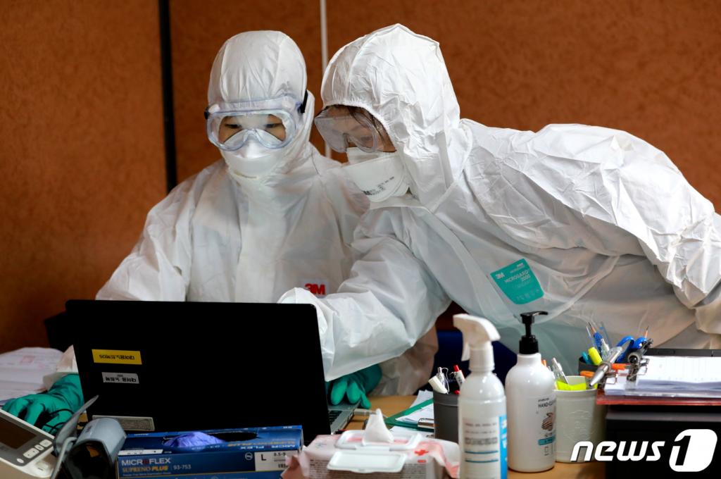 코로나 19 선별진료소에서 검체 채취를 하고 있다.(기사 내용과는 관계 없음)
검체 채취때 재채기가 자주 나온다. 방역 일선에 있는 의료진에게 박수를 보내고 싶다. /사진=뉴스1