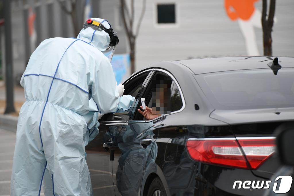 보건당국 관계자들이 검체를 채취하고 있다.(기사내용 과는 관계 없음) 검사를 받을 때는 '드라이브 쓰루' 형태가 아니더라도 감염자와의 접촉을 피하기 위해 차량을 이용하는 것이 좋다. /사진=뉴스1