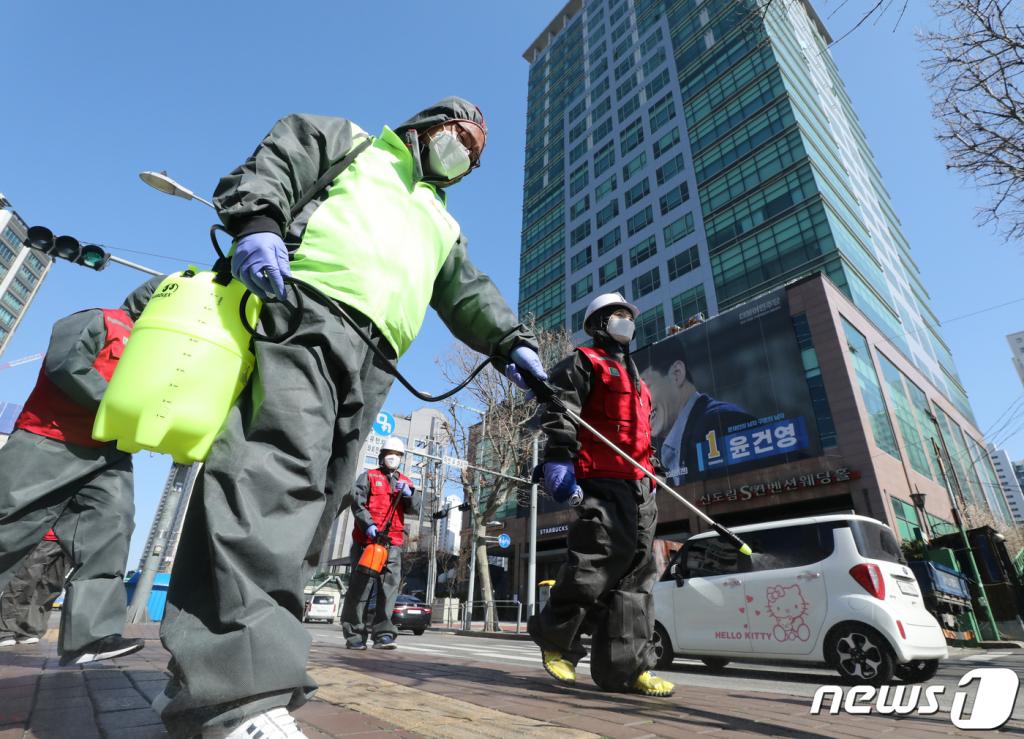 구로구 신도림동 콜센터에 발생한 코로나19 확진자가 90명으로 늘어난 11일 콜센터가 위치한 서울 코리아빌딩 앞 버스정류장에서 구로구시설관리공단 관계자들이 방역 작업을 하고 있다. /사진=뉴스1